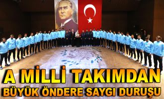 A Millilerden, Büyük Önder Atatürk İçin Saygı Duruşu
